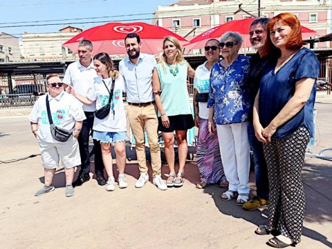 treballadors-del-programa-responsables-de-badalona-capac-i-membres-de-l-ajuntament-celebren-l-engegada-de-la-nova-iniciativa-foto-tomeu-ferrer