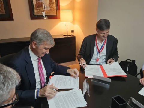 imatge-de-la-signatura-de-l-acord-foto-menarini