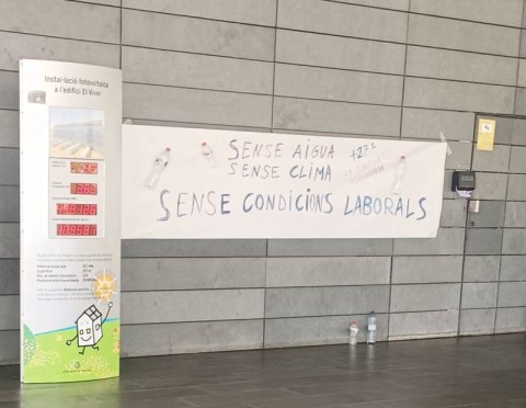 cartell-de-denuncia-dels-treballadors-de-l-ajuntament-de-badalona-al-viver-foto-independent-de-badalona
